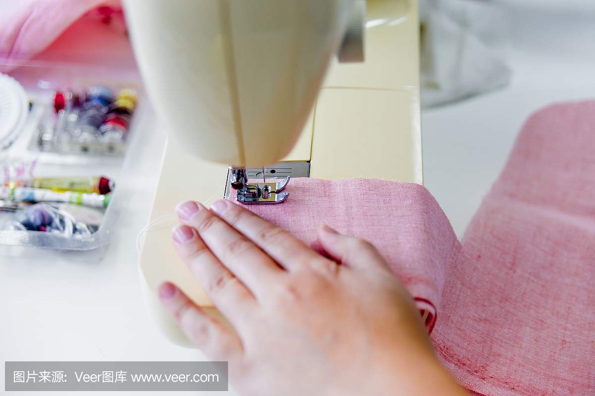 女性的手正在使用缝纫机